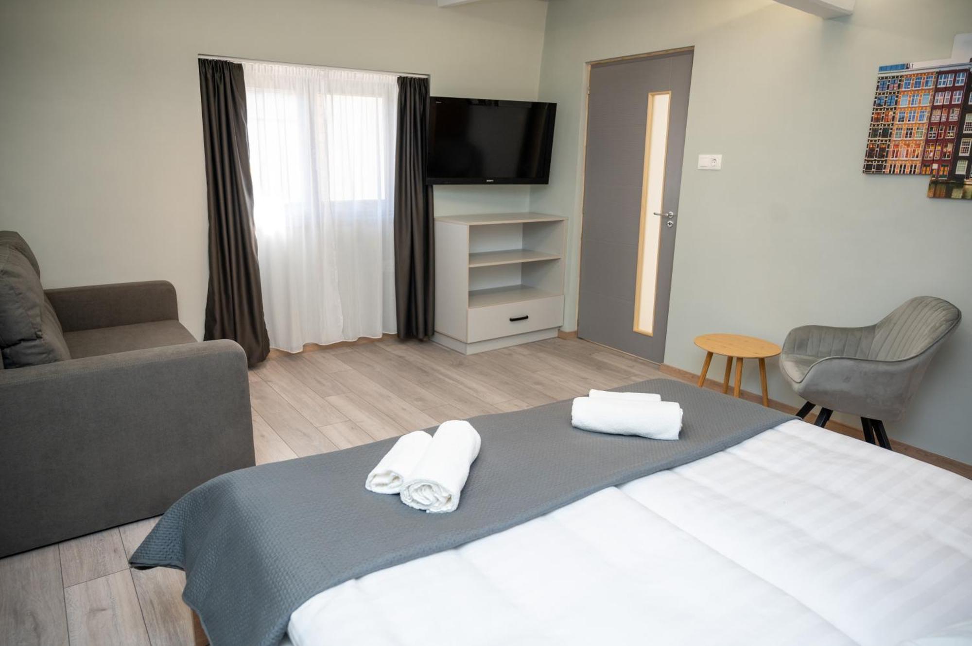 Tuenderkert Apartman Gyula Exterior foto